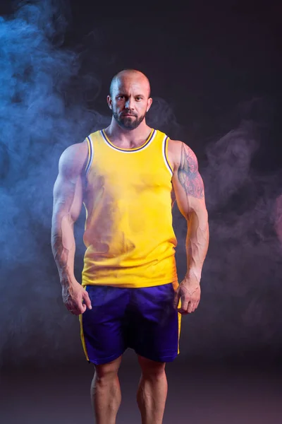 Kraftvoller Muskulöser Mann Posiert Studio Mit Rotem Und Blauem Rauch — Stockfoto