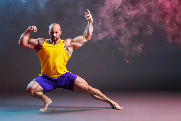 Homme Musclé Puissant Posant Studio Avec Fumée Rouge Bleue Biceps — Photo