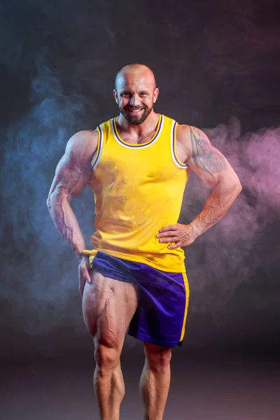 Kraftvoller Muskulöser Mann Posiert Studio Mit Rotem Und Blauem Rauch — Stockfoto
