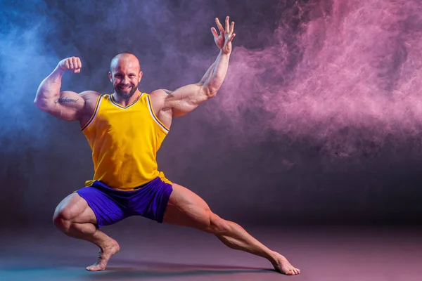 Homme Musclé Puissant Posant Studio Avec Fumée Rouge Bleue Biceps — Photo