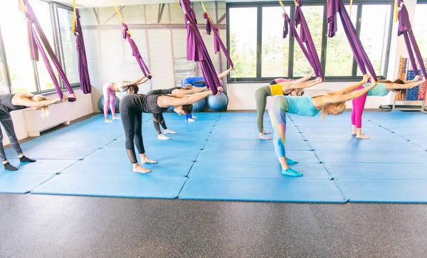 Gruppo Giovani Donne Uomo Muscoloso Fare Esercizi Yoga Antigravità Vola — Foto Stock
