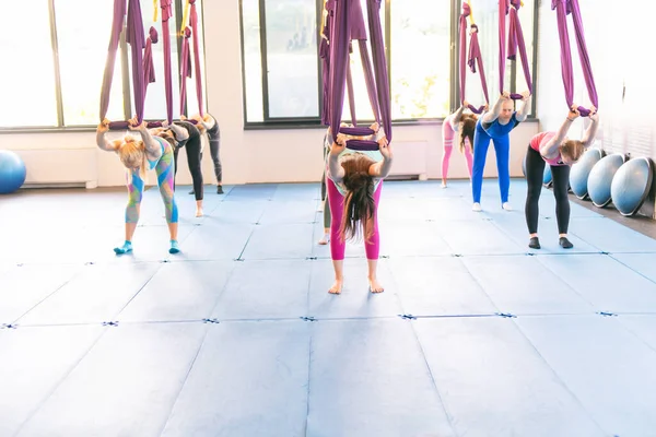 Gruppo Giovani Donne Uomo Muscoloso Fare Esercizi Yoga Antigravità Vola — Foto Stock