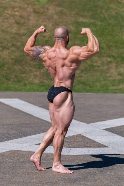 Kraftvoller Muskulöser Bodybuilder Höschen Der Park Posiert Quadrizeps Und Kontraktion — Stockfoto