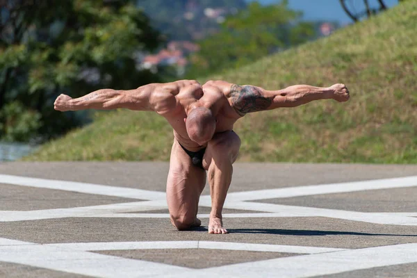 Kraftvoller Muskulöser Bodybuilder Höschen Der Park Posiert Quadrizeps Und Kontraktion — Stockfoto