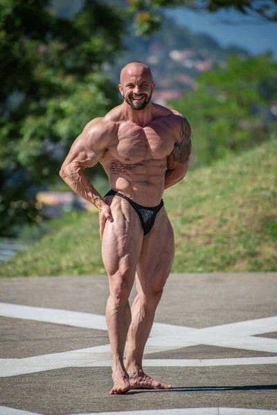 Ισχυρό Μυώδης Bodybuilder Εσώρουχα Που Θέτουν Στο Πάρκο Τετρακέφαλοι Και — Φωτογραφία Αρχείου