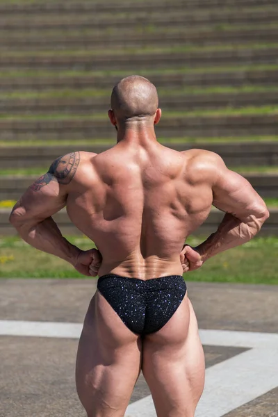 Krachtige Gespierde Bodybuilder Slipjes Poserend Het Park Quadriceps Contractie Van — Stockfoto