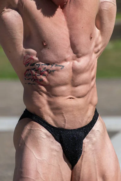 Nahaufnahme Eines Kraftvollen Muskulösen Bodybuilders Höschen Der Posiert Abs Kontraktion — Stockfoto