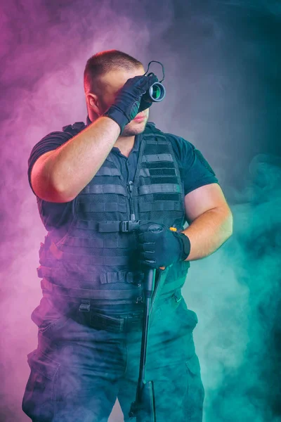 兵士は戦場で煙から出てくる 軍事特殊作戦の概念 手に散弾銃を持つスパイガラスを通して見る — ストック写真