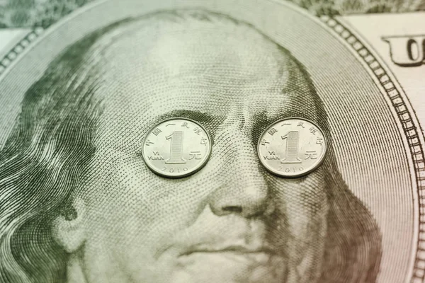 Cashed - Yuan sikke Benjamin Franklin gözleri, bir dolar banknot (bir fotoğraf kolaj yerleştirilir).