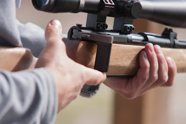 Mann Mit Modernem Gewehr Bereitet Sich Auf Zielschießen Vor — Stockfoto