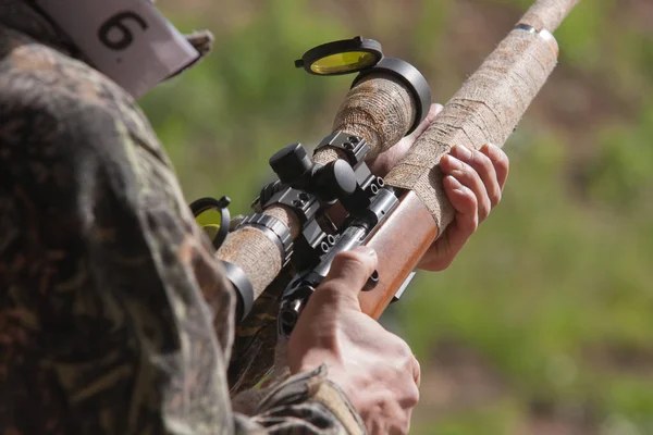 Mann Mit Modernem Gewehr Bereitet Sich Auf Zielschießen Vor — Stockfoto