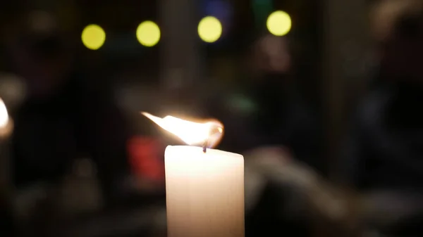 一支小蜡烛在夜晚燃烧明亮 — 图库照片