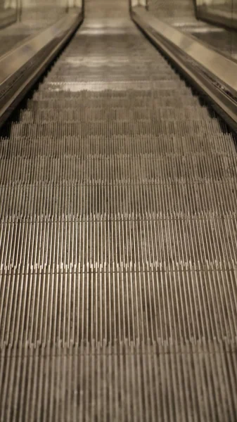 コミュニティモール ショッピングセンター内のエスカレーター 階段を上がって行く電気エスカレーター エスカレーターに近づいています クローズアップフロアプラットフォームと金属ライン鋼 — ストック写真