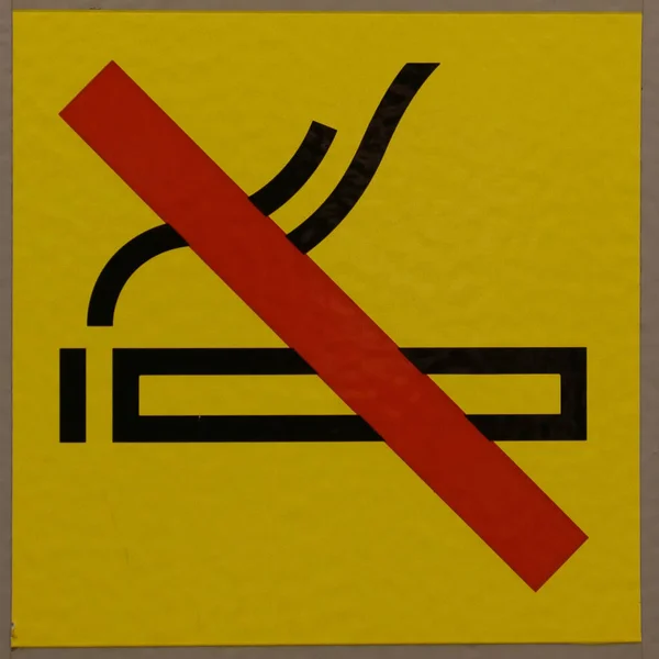Δεν Απαγορεύεται Κάπνισμα Ένα Κίτρινο Σημάδι Μαύρο Γράψιμο — Φωτογραφία Αρχείου