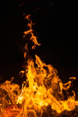 Ahşap yakma gece alev ve ateş koyu arka plan yangın öğesinde kıvılcım