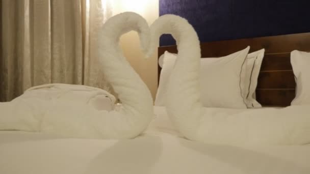 Hotelzimmer Bett Design Schwäne Aus Weißen Handtüchern Schieberegler Links Rechts — Stockvideo