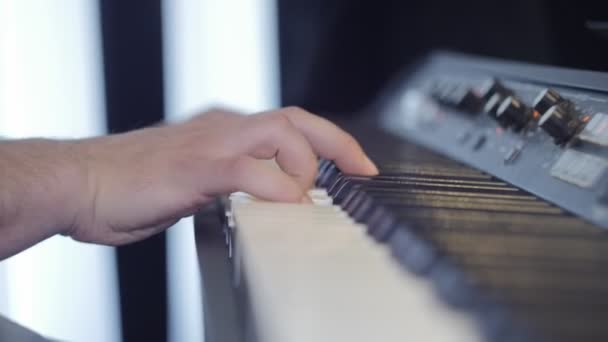 Tocar Piano Con Manos Fascinantes — Vídeos de Stock