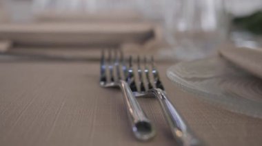 Gümüş bıçak ve çatal özel bir durum için bir tablo içeren bir tablo