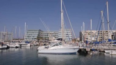 Yat Marina Limanda demirli