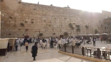  Kudüs 'ün eski şehrinde dua eden batı duvarı.