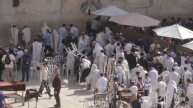 Kudüs, İsrail - 2020: Eski Kudüs şehrinin batı duvarının önünde dua eden alplerin görüntüsü. Ağlama Duvarı - Kudüs Günü, Yom Kippur, Sukkot, kutsal şehir manzarası, kotel, türbe, cami, gökyüzü, antik, Yahudi, yer