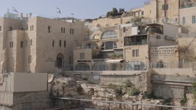 Kudüs, İsrail - 2020: Eski Kudüs şehrinin batı duvarının önünde dua eden alplerin görüntüsü. Ağlama Duvarı - Kudüs Günü, Yom Kippur, Sukkot, kutsal şehir manzarası, kotel, türbe, cami, gökyüzü, antik, Yahudi, yer