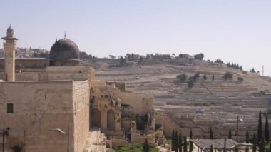  Kudüs 'ün eski şehrinde dua eden batı duvarı.