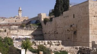 Kudüs 'ün eski şehrinde dua eden batı duvarı.