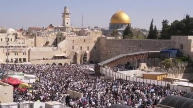  Kudüs 'ün eski şehrinde dua eden batı duvarı.