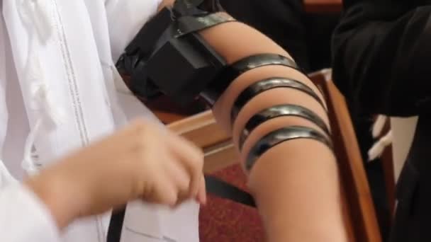 Die Verlegung Von Tefillin — Stockvideo