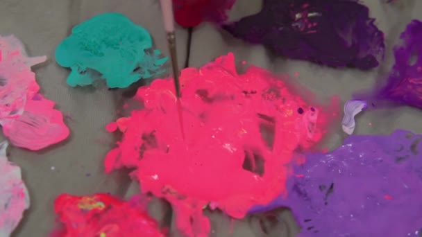 Καλλιτέχνης ανάμειξη διαφορετικών χρωμάτων σε μία παλέτα — Αρχείο Βίντεο