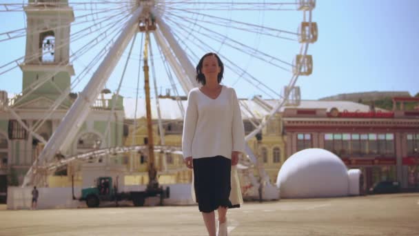 Frau in lässigem Outfit läuft über den Marktplatz — Stockvideo
