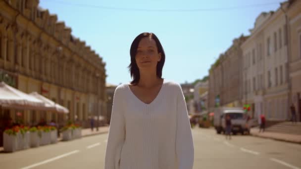 Vue de face d'une femme passant cafés et restaurants — Video