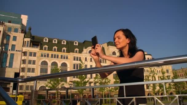 Donna scatta una foto di una bella vista sulla città — Video Stock