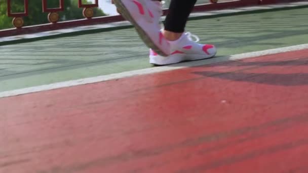 Closeup jogger açık havada çalışır — Stok video