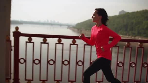 Fitness routine girl runs in city — Stock Video