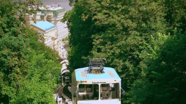 Viejo funicular corre la calle — Vídeos de Stock