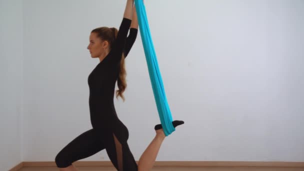Femme faisant cours de yoga de mouche — Video