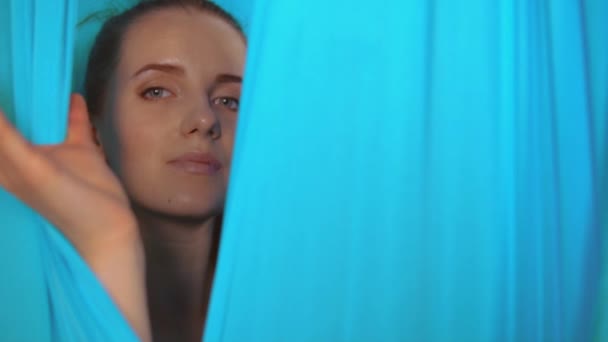 Gros plan d'un visage féminin à travers le tissu bleu — Video