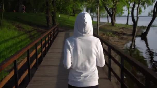 Жінка має ранковий біг — стокове відео