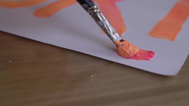 Malíř nakreslí čáru dlouhou — Stock video