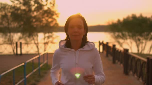 Jogging féminin athlétique au coucher du soleil — Video