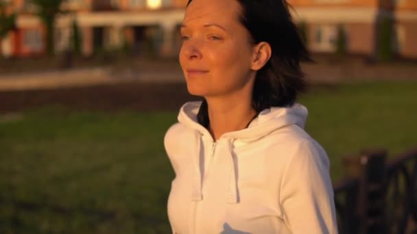 Nära håll ansiktet idrottskvinna jogging — Stockvideo