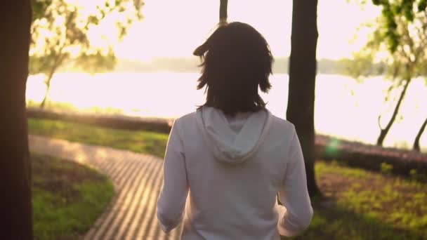 Onherkenbaar loper bij zonsondergang — Stockvideo