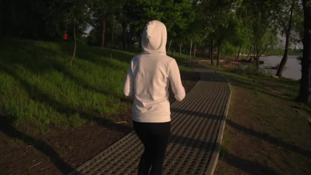 Tidak dikenal olahragawan wanita berlari di pagi hari — Stok Video