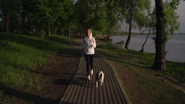 Deportista correr al amanecer — Vídeo de stock