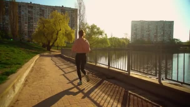 Női futó vonatok városban — Stock videók