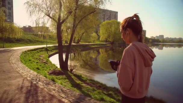 Kız üstünde hareket eden app kullanarak gidiyor — Stok video