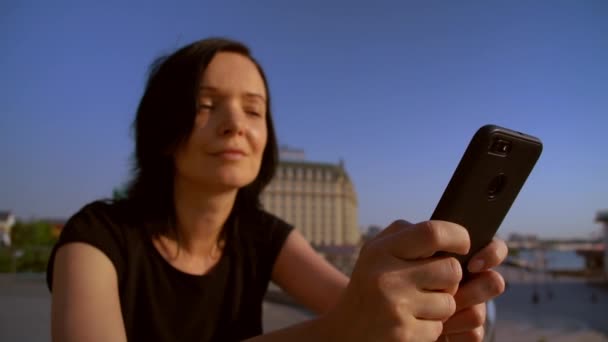 Κοντινό πλάνο του μια γυναίκα που χρησιμοποιούν το κινητό της τηλέφωνο — Αρχείο Βίντεο