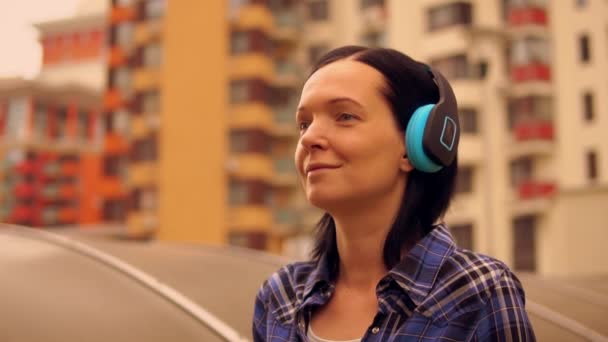 Természetes látszó nő élvezi a zenét — Stock videók
